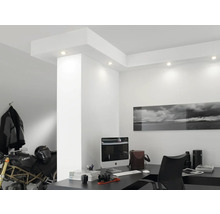 Büro mit Schreibtisch, Computer, Lampe und Motorrad