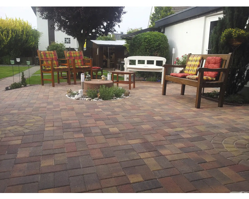 Jardin avec pavés, mobilier de jardin et plantations
