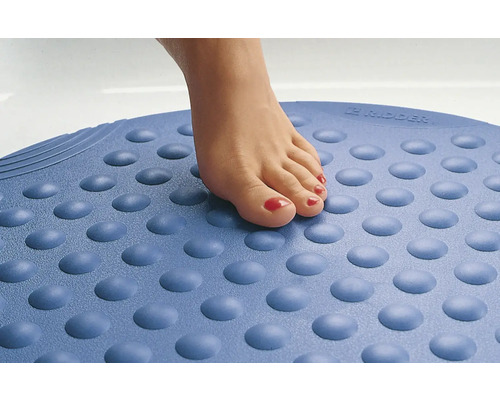 Blaue Badewannenmatte mit Noppen und einem Fuss darauf