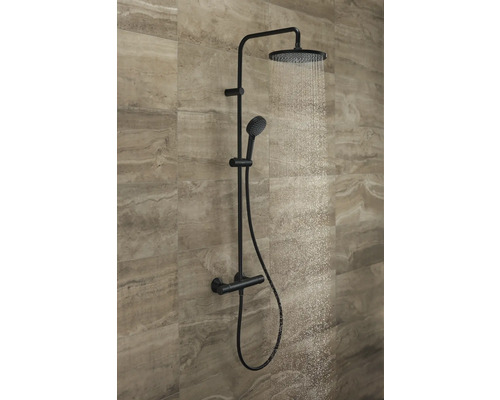 Brausegarnitur mit Kopfbrause und Handbrause im Badezimmer