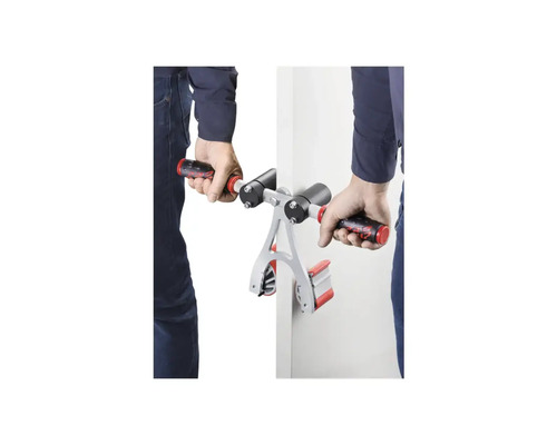 Person verwendet einen Türspreizer zum Einbau einer Tür