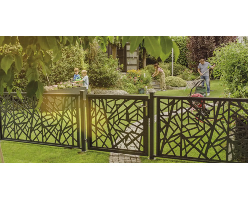 Jardin avec clôture au design moderne, famille jardine