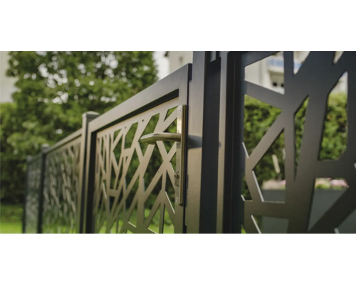 Clôture de jardin décorative avec portillon et poignée à l''extérieur.