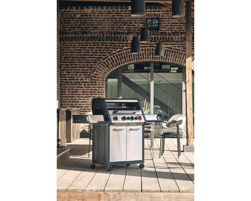 Gril à gaz avec placard sur une terrasse