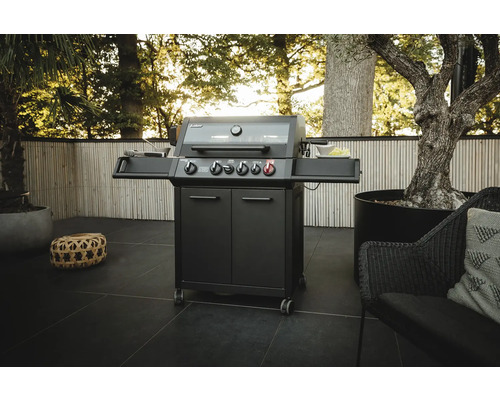 Barbecue à gaz avec meuble bas sur une terrasse