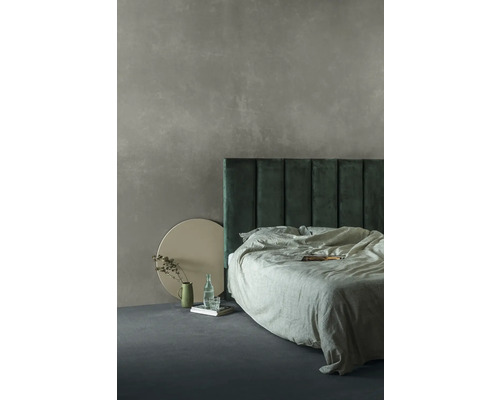 Schlafzimmer mit Bett, Kopfteil, Bettwäsche und Dekoration