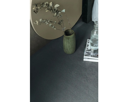 Nahaufnahme eines dunklen Bodens mit Vase und Dekoration