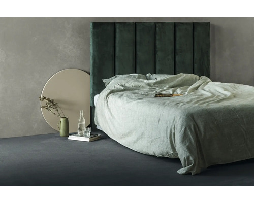 Schlafzimmer mit Bett, gepolstertem Kopfteil, Bettwäsche und Dekoration