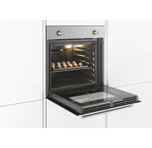 Einbaubackofen mit geöffneter Tür und Croissants im Innenraum.