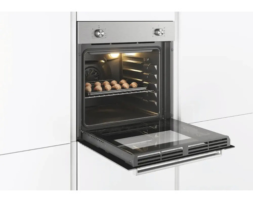 Einbaubackofen mit geöffneter Tür und Croissants im Innenraum.