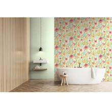 Salle de bain lumineuse avec papier peint floral, baignoire autoportante et éléments en bois