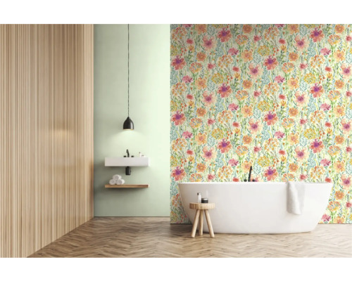 Salle de bain lumineuse avec papier peint floral, baignoire autoportante et éléments en bois