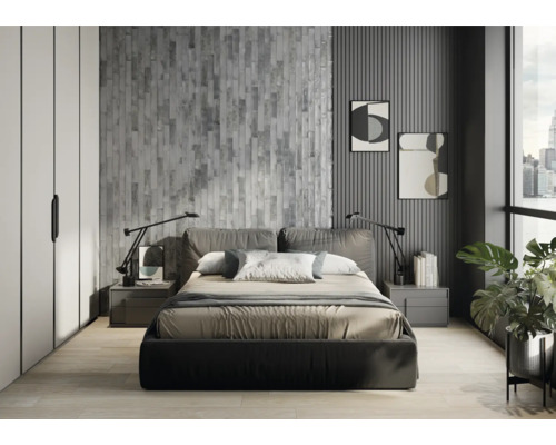 Chambre à coucher avec lit, tables de chevet, lampes, tableaux et plantes