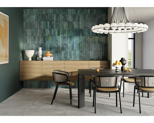 Esszimmer mit Fliesenwand, Tisch, Stühlen und Beleuchtung