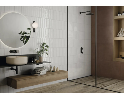 Salle de bain moderne avec lavabo, miroir, douche à effet pluie et plancher en bois