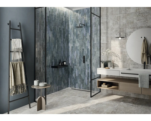 Salle de bain avec douche, lavabo, miroir et porte-serviettes