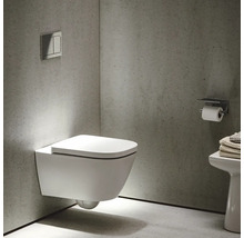 WC suspendu dans une salle de bains moderne avec plaque de commande et porte-papier toilette