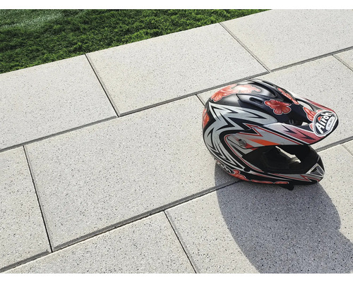 Helle Pflastersteine im Aussenbereich mit einem Motorradhelm.