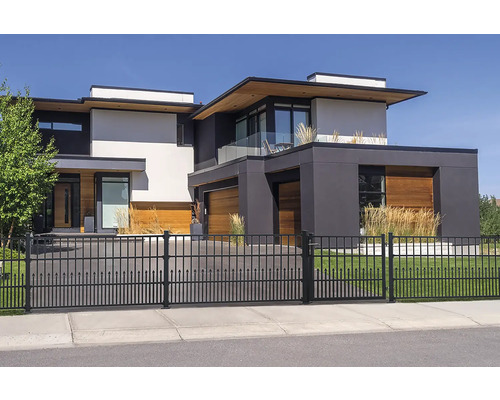 Maison moderne avec clôture métallique noire côté rue