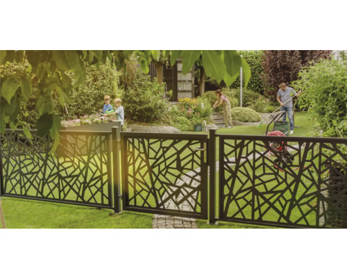 Clôture de jardin au design moderne avec une famille qui jardine à l''arrière-plan