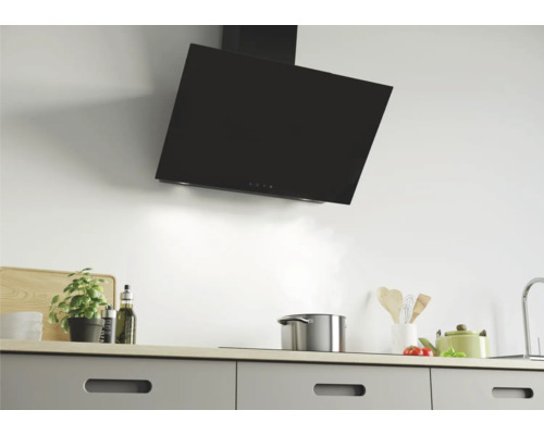 Hotte murale dans une cuisine claire au-dessus d''une plaque de cuisson avec casserole
