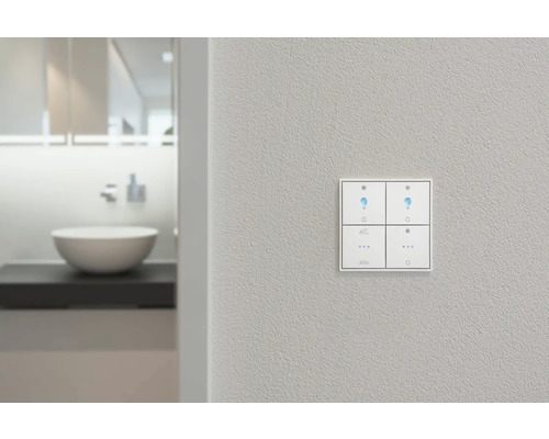 Vierfach-Lichtschalter an der Wand in einem Badezimmer
