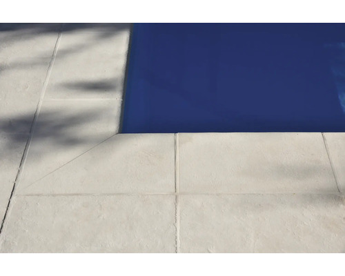 Gros plan des carreaux de piscine au bord de la piscine