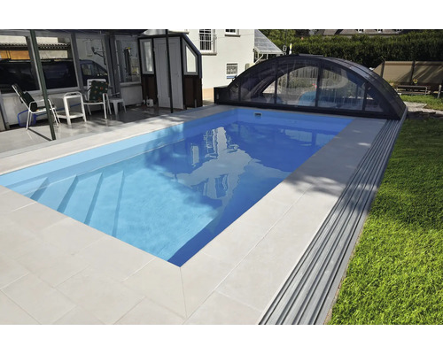 Piscine avec toit dans le jardin