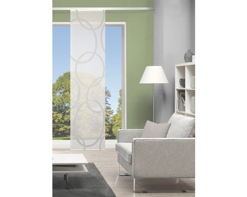 Wohnzimmer mit Schiebegardine mit Kreismuster, Sofa, Stehlampe und Regal