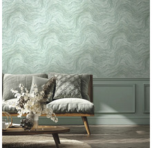 Wohnzimmer mit gemusterter Tapete, Sofa und Couchtisch