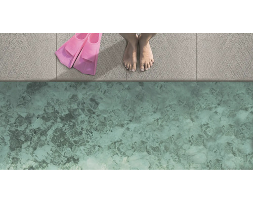 Pieds au bord de la piscine avec palmes