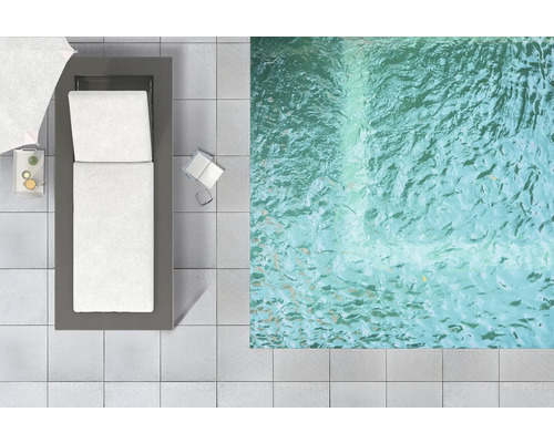 Vue de dessus d''une chaise longue grise avec coussins blancs à côté d''une piscine