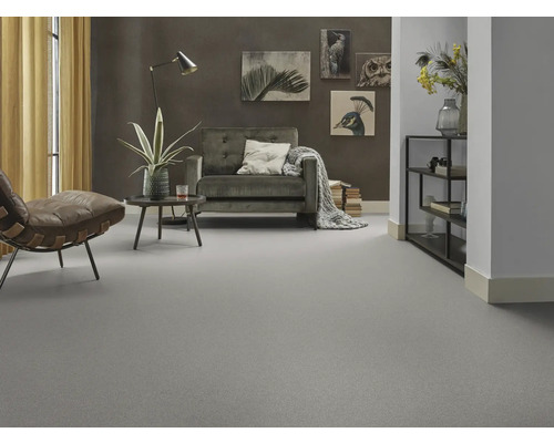 Wohnzimmer mit grauem Boden, Sessel, Sofa und Dekorationen