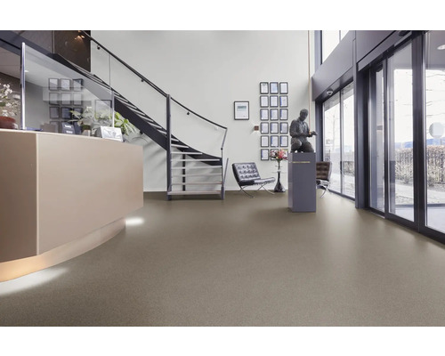 Helle Eingangshalle mit Empfangstresen, Treppe und modernem Bodenbelag