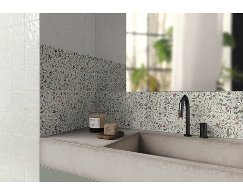 Salle de bains avec lavabo et carreaux muraux à motifs de feuilles