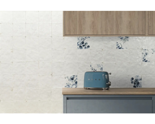 Wandfliesen in Küche mit floralem Muster und Holzelementen