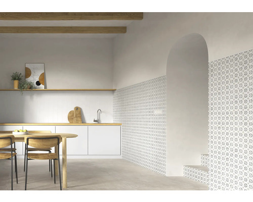 Pièce lumineuse avec kitchenette, table à manger et partie murale ornée de carreaux