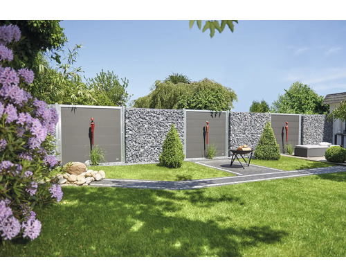 Garten mit Gabionenzaun, Ziersträuchern und Rasenfläche