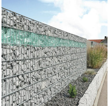 Gabionenwand mit Steinen und Glasstücken