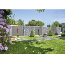 Garten mit Gabionenzaun und Sichtschutzelementen für Privatsphäre und Windschutz.