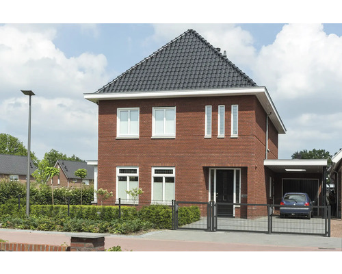 Freistehendes zweistöckiges Haus mit Ziegelfassade und dunklem Ziegeldach.
