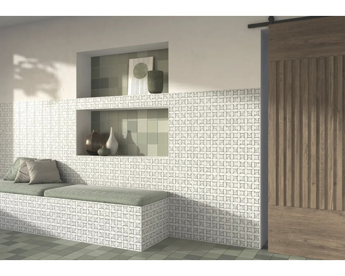 Pièce carrelée avec banquette, niches et porte coulissante