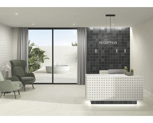 Eingangsbereich mit Rezeption, Sitzgelegenheiten und Außenterrasse