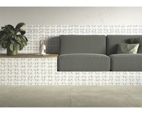 Wohnzimmer mit grauer Couch und Wandfliesen mit Blättermuster