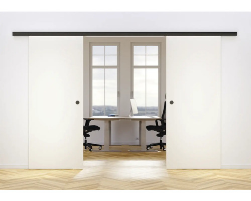 Deux portes coulissantes blanches devant un bureau lumineux.