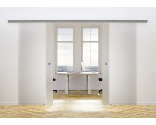 Deux portes coulissantes en verre avec rail métallique s''ouvrent sur un bureau avec un bureau.