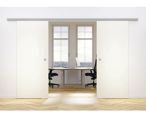 Deux portes coulissantes blanches s''ouvrent sur un bureau lumineux avec un bureau et des chaises de bureau.