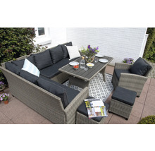 Gartenmöbel-Set mit Tisch, Ecksofa, Sessel und Hocker auf einer Terrasse