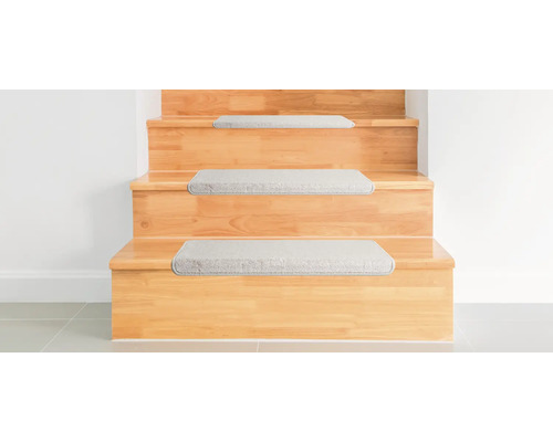 Holztreppe mit grauen Stufenmatten