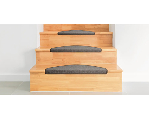 Treppe mit grauen Stufenmatten